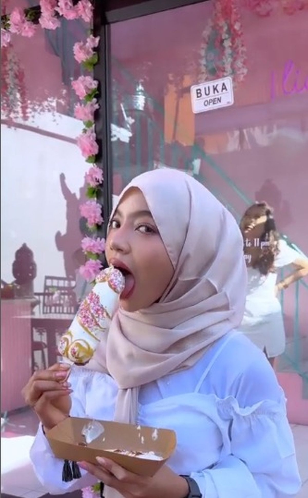 Viral Konten Jilat Es Krim Ala Film Bokep Oklin Fia Dikecam Penistaan